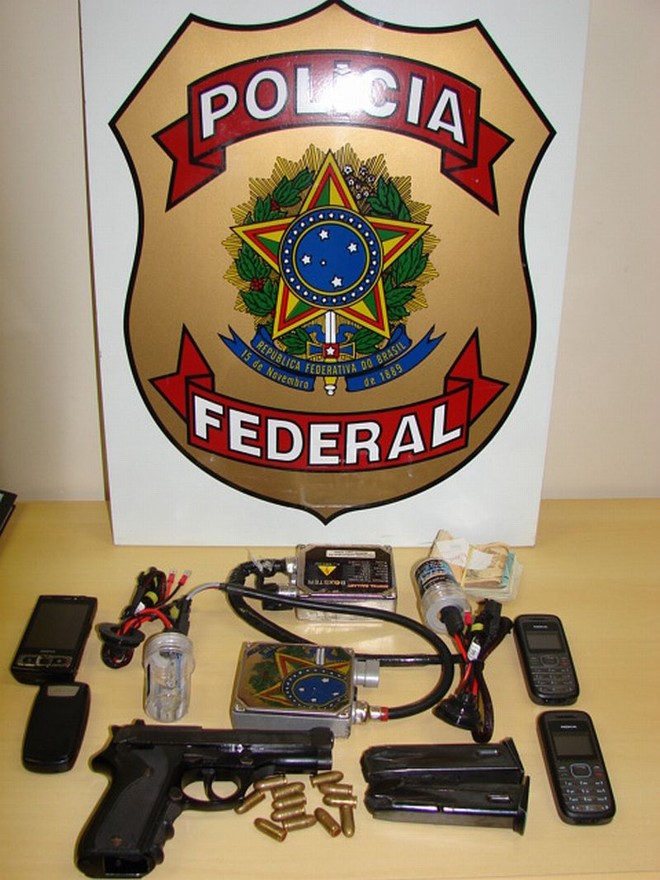 Armas e aparelhos celulares foram apreendidos pela Polícia Federal em Foz do Iguaçu | 