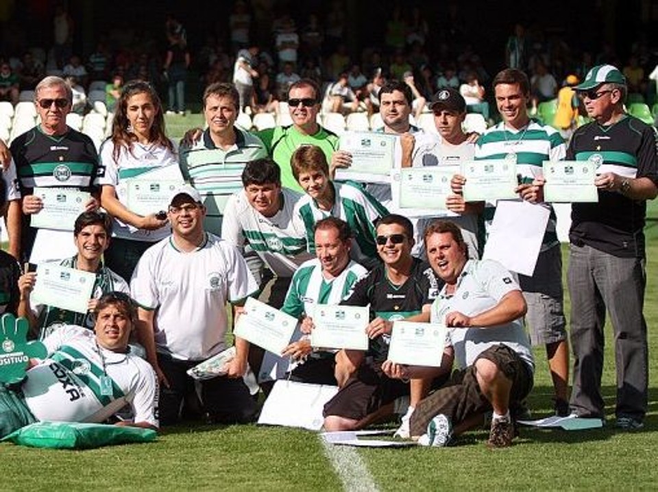 Torcedores receberam seus certificados no gramado do Couto Pereira | Divulgação / CFC