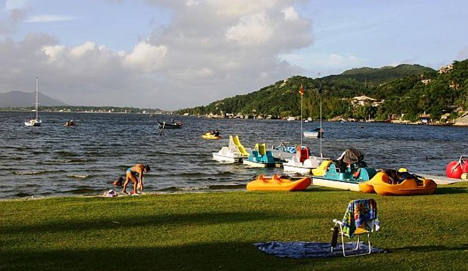 Uma boa opção para depois das manobras na areia é um banho relaxante nas calmas águas da Lagoa da Conceição | 