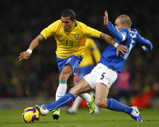 Daniel Alves disputa bola com Cannavaro. Jogador italiano tentou, mas não conseguiu frear ímpeto brasileiro | 