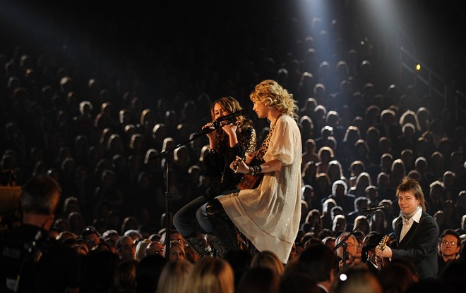 Taylor Swift tocou ao lado de Miley Cyrus | 