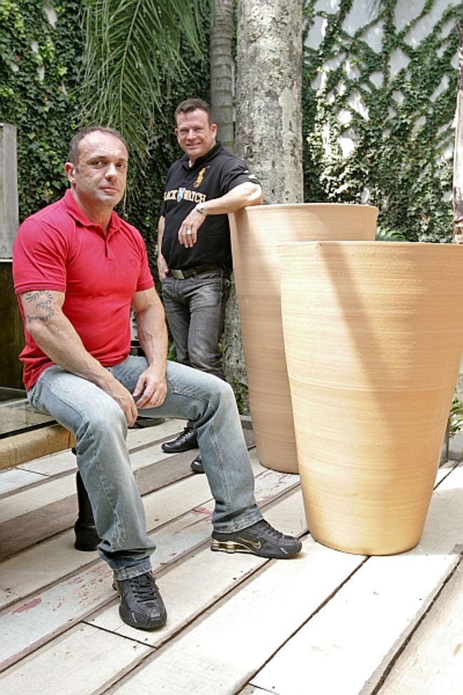 O paisagista e ceramista Wolf Schlogel acaba de finalizar uma linha de vasos exclusiva para a Lotte Objetos Selecionados. Na foto, Schlogel (sentado) com Eliseu Portugal, que divide o comando da loja com o artista plástico Eleuthério Netto. |