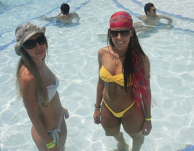 Fernanda e Talita Trisbst chegaram à day party de Jurerê num navio que veio de Santos, SP | 