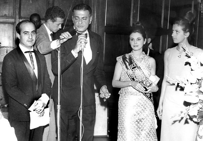 1966, eleição da Glamour Girl. Aparecem os cronistas Dino Almeida e Ibrahim Sued, Lélia Brown e Ângela Vasconcellos. Segurando o microfone o jornalista Rafael de Lala |