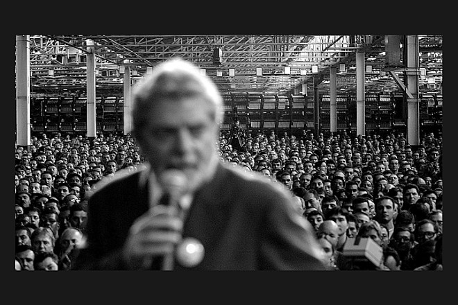O presidente discursa para multidão de operários da fábrica da Ford, em São Bernardo do Campo, São Paulo, em junho de 2003. | 