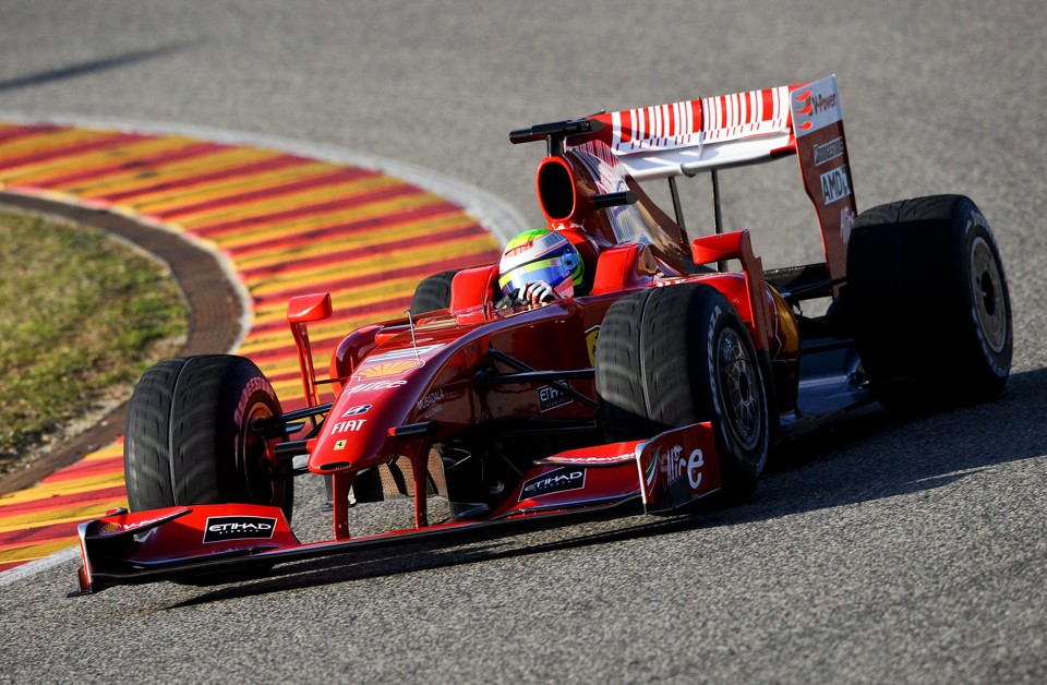 Depois de "folga" no Brasil, Felipe Massa volta ao batente no Bahrein | Alberto Cridpa / AFP