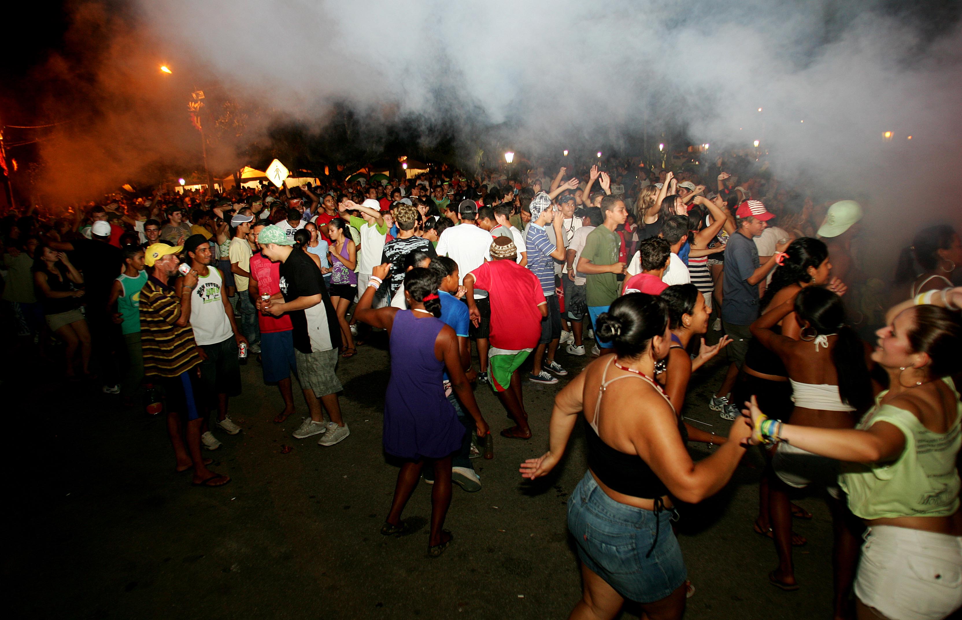 Cerca de 2 mil pessoas participaram do baile público na Praça Rocha Pombo, em Morretes | v