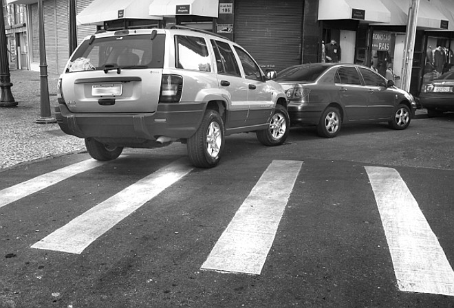 Faixa para travessia de pedestres. |