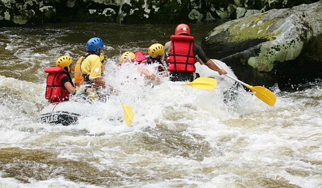Todo mundo rema, mas a maior parte do trabalho fica mesmo com o guia/operador do passeio, na parte de trás do bote | 