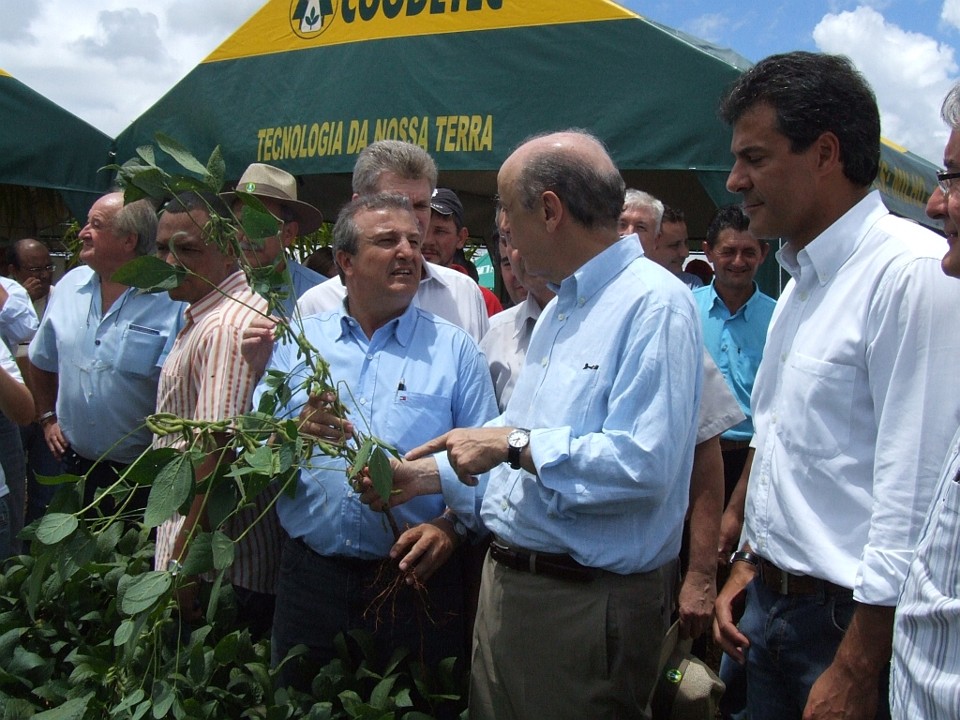 José Serra e Beto Richa, no Show Rural de Cascavel: feira agropecuária reuniu várias lideranças do PSDB no Paraná para prestigiar o presidenciável | Vanderlei Faria/Jornal O Paraná