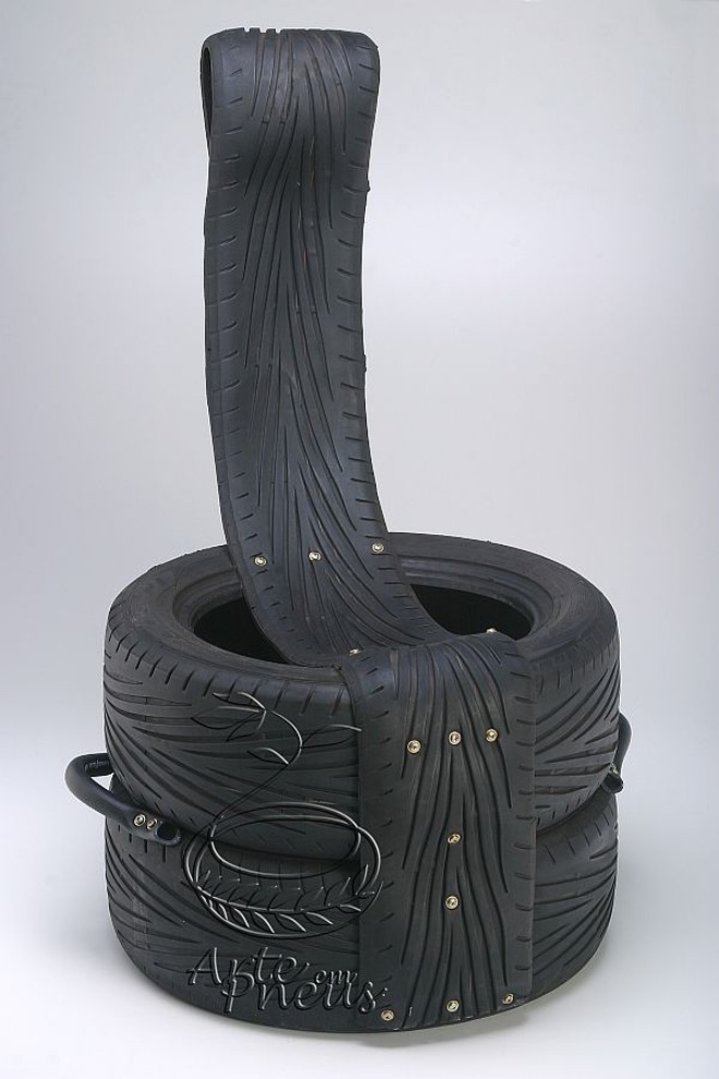 Produzida com pneus, a cadeira Naja é um dos móveis desenvolvidos pela ONG Arte Em Pneus, de São Paulo. Preço sob consulta | 