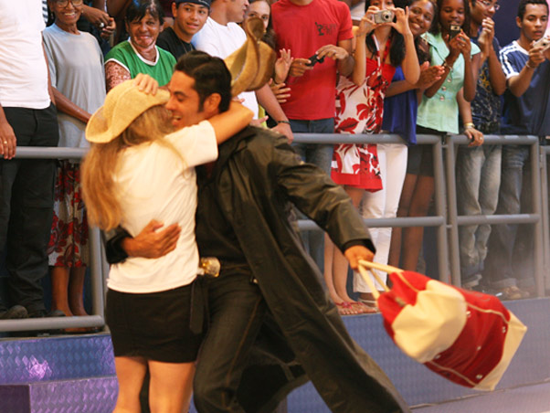 André sai da casa e abraça a mulher | Bia Guedes/Big Brother Brasil