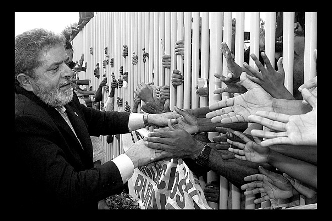Muitas mãos para apertar: Lula em visita à cidade mineira de Montes Claros, em janeiro de 2003. | 