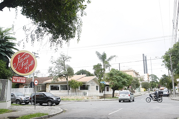 Prédios baixos residenciais e casas ganharam perfil comercial e dividem espaço na via. | Aniele Nascimento/Gazeta do Povo