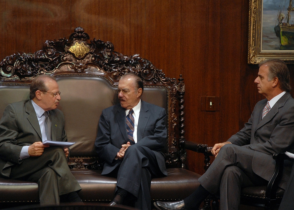 Tarso Genro (esq.) e José Múcio (dir.) entregam ao presidente do Senado, José Sarney, o pacote de projetos da reforma política | Marcello Casal/ABr