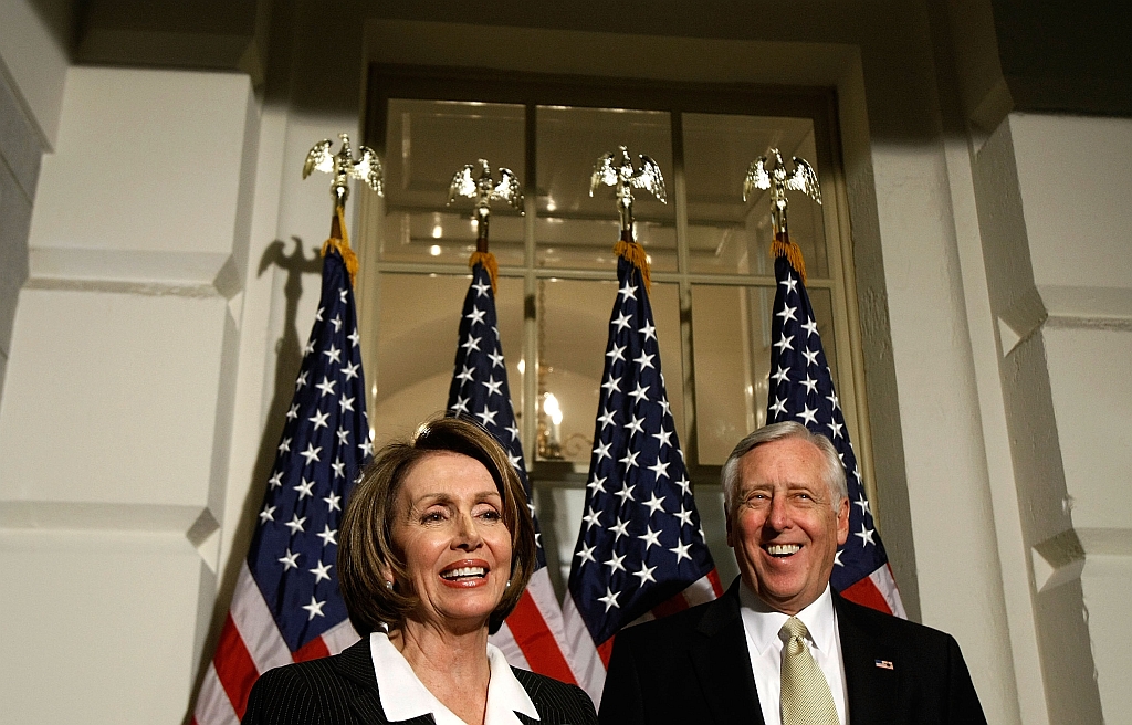 A presidente do Congresso dos EUA, Nancy Pelosi, e o líder da maioria democrata, Steny Hoyer: empregos, empregos, empregos | Chip Somodevilla/AFP