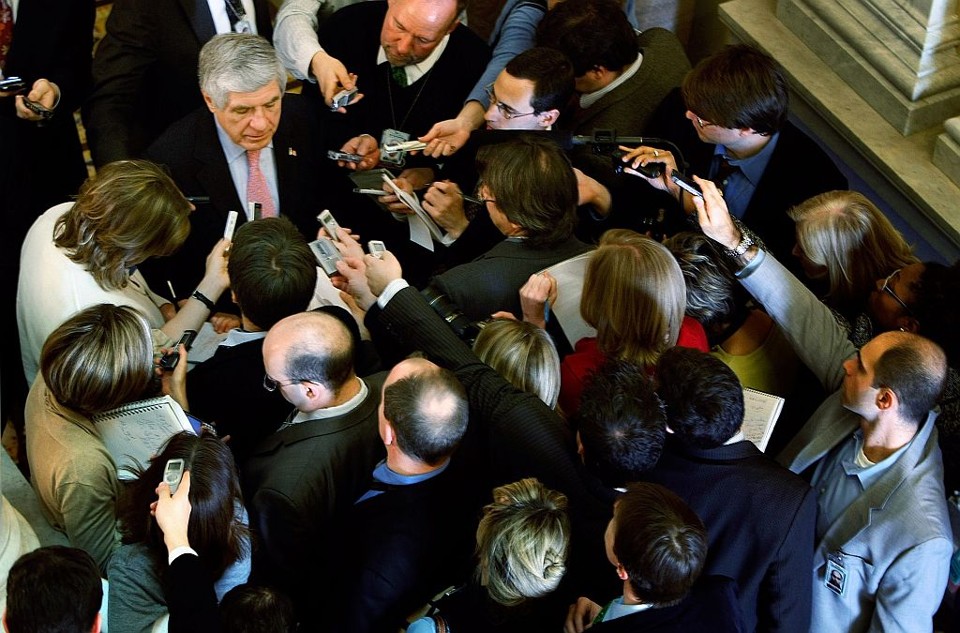 Senador Ben Nelson é cercado por jornalistas após se reunir com o líder majoritário do Senado Harry Reid no Capitólio: reuniões serviram para definir um acordo provisório | Chip Somodevilla / AFP Photo