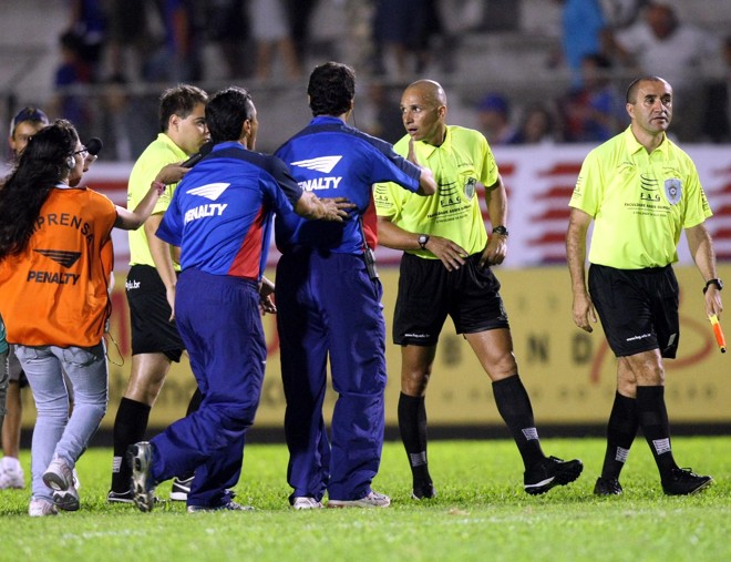 Paulo Comelli reclamou muito da atuação do trio de arbitragem da partida e ao final do jogo, foi para cima deles para tirar satisfações | 