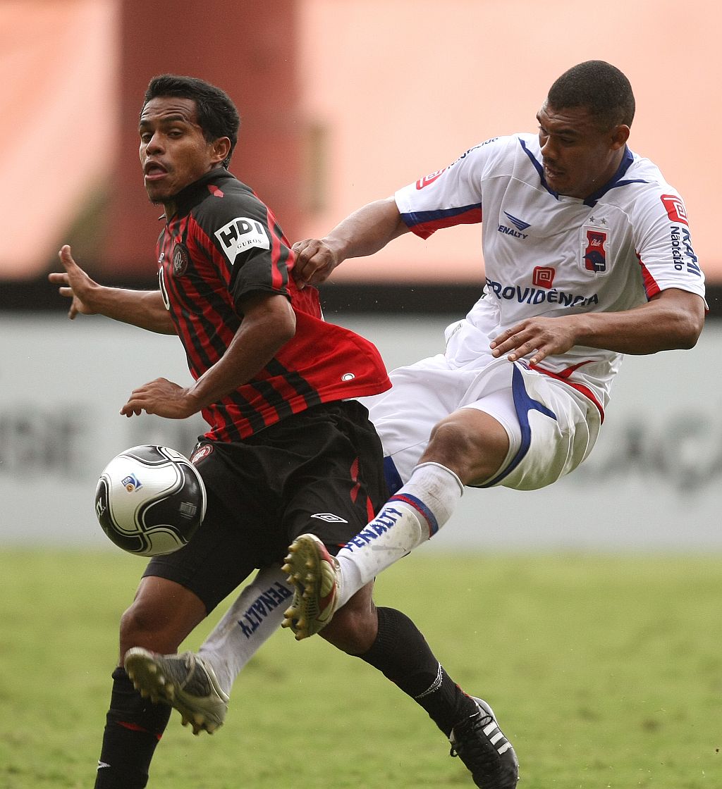 Ferreira fez uma boa partida contra o Paraná, lembrando em alguns momentos o ótimo futebol de 2007 e início de 2008 | Rodolfo Bührer/ Gazeta do Povo