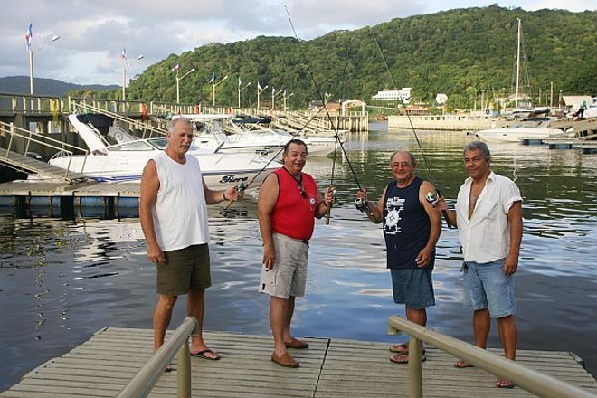 Evaldo Kummer, Gilberto Antonietto, Arnoldo Torquato e Nilo Sérgio Costa são amigos de pescaria e sócios do Iate Clube de Guaratuba | 