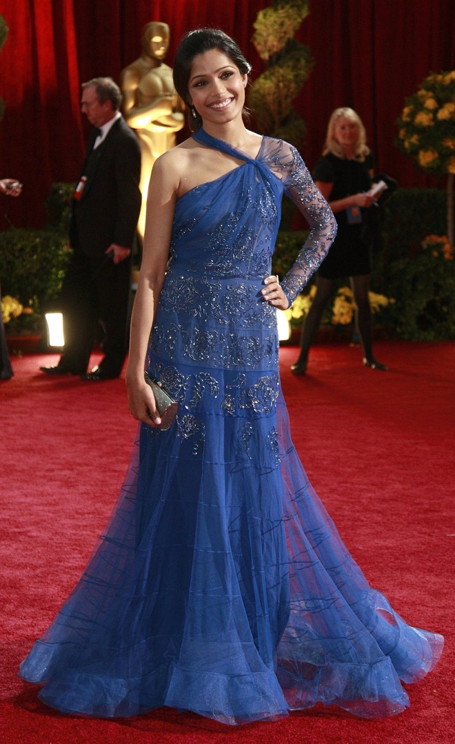 Freida Pinto optou pelo clássico no Oscar 2009 |