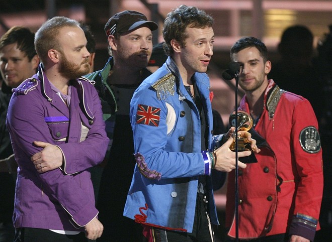 Membros da banda Coldplay recebem o prêmio de Melhor Álbum Rock por 