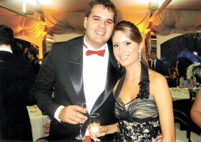 Comemoração - Camila Zem e Daniel Rodrigues Michaud comemoraram sua formatura no curso de Direito pela Faculdade Curitiba em prestigiada festa no Buffet Ilha do Mehl. Carolina é filha dos amigos Ana Maria (Lima) e José Antonio Zem e Daniel, de Ana Lucia Rodrigues Michaud e Carlos Neiva de Lima |