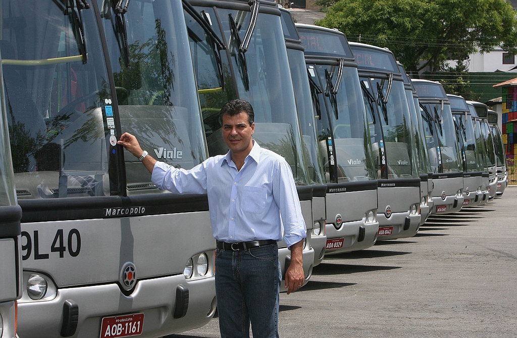 Beto Richa, em frente a ônibus recém-adquiridos pela prefeitura: Governar exige medidas que nem sempre são simpáticas à população | Rodolfo Bührer/Gazeta do Povo