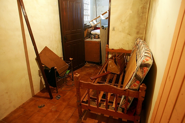 A polícia revistou a casa onde o suspeito estava hospedado, no balneário de Santa Terezinha, em busca de provas. | Valterci Santos/Gazeta do Povo