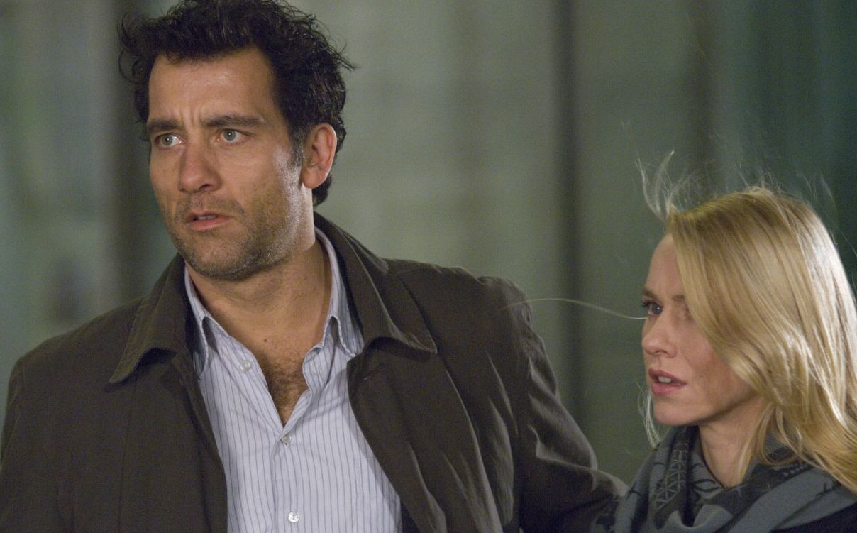 Clive Owen e Naomi Watts em cena de "Trama Internacional" | Divulgação