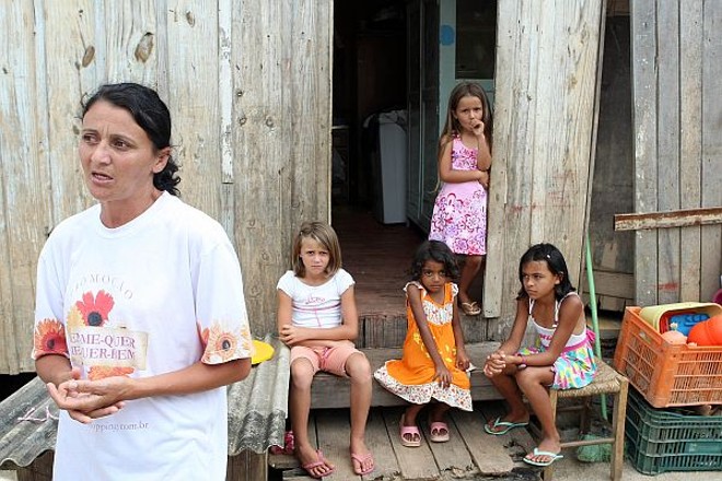 Fabiana Bento viu cesta básica doada pelo Exército ser comercializada por R$ 4 |