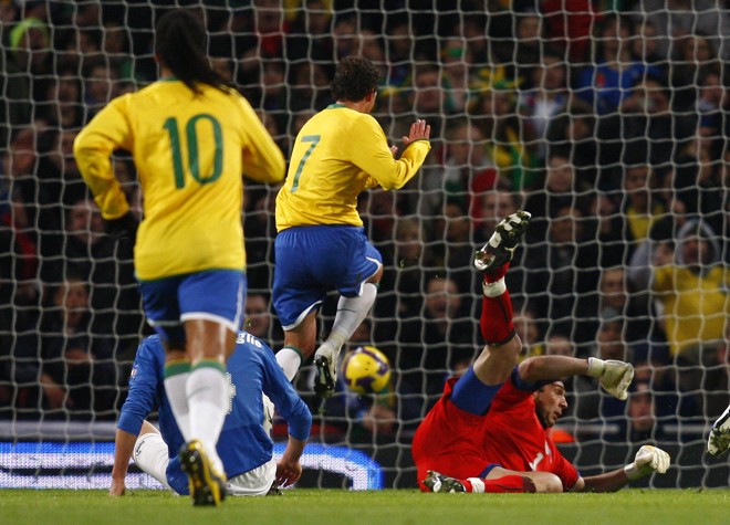 Lance do gol de Elano. O meia brasileiro fuzilou o goleiro italiano Buffon, que nada pode fazer | 