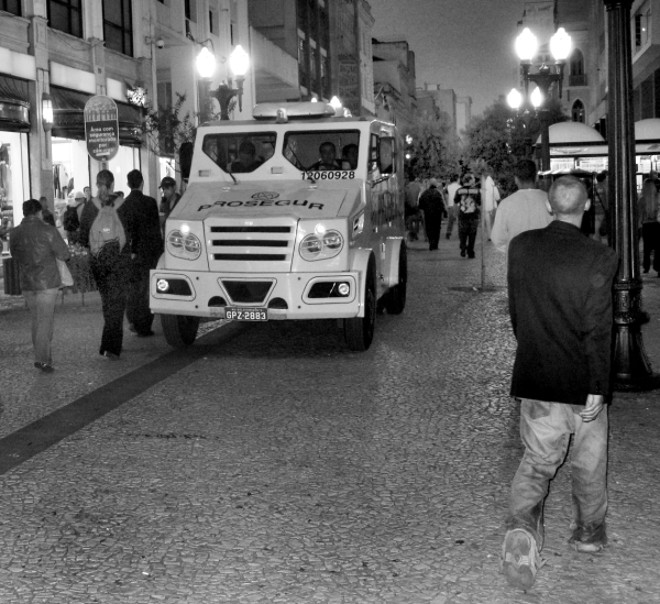 Blindados disputando espaço com pedestres. |