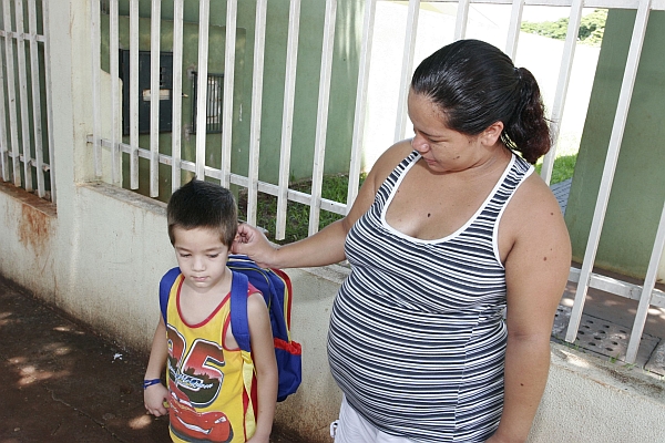 Graciane e o filho Everton, que está sem aulas de educação física em Maringá. | Ivan Amorin/Gazeta do Povo