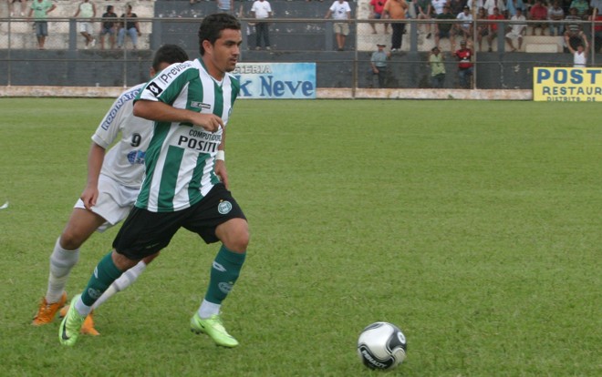 Dinélson entrou no segundo tempo, porém pouco conseguiu fazer para impedir a derrota alviverde |