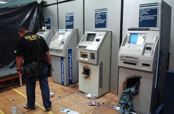 Criminosos invadiram agência bancária e destruíram caixas eletrônicos | Reprodução/G1.com.br