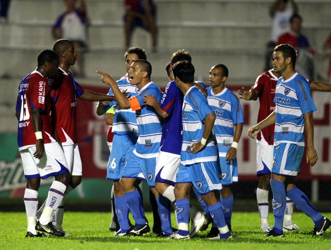 O jogo teve momentos de tensão e os jogadores se estranharam após a virada do Londrina | 