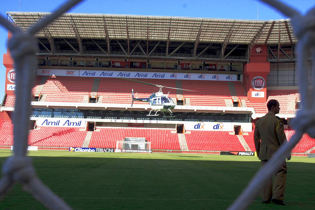 O helicóptero com os inspetores da Fifa sobrevoou a cidade e pousou no gramado da Arena, ontem pela manhã... | Daniel Derevecki/Gazeta do Povo