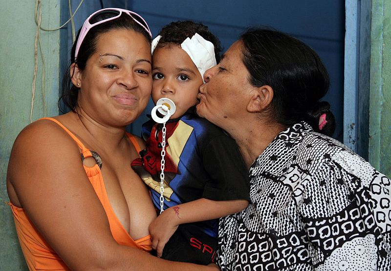 Após receber alta no sábado (31), o garoto Samuel da Silva Souza Júnior recupera-se em ritmo supreendente na casa dos avós paternos | Christian Rizzi/Gazeta do Povo