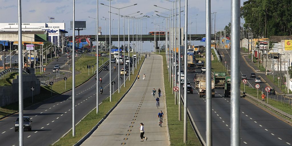 Pedestres e ciclistas usam canaleta desativada da Linha Verde | Antonio Costa/Gazeta do Povo
