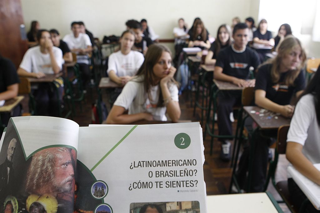 Alunos do terceiro ano do ensino médio assistem à aula de Espanhol no Colégio Francisco Zardo, em Santa Felicidade | Antonio Costa/ Gazeta do Povo