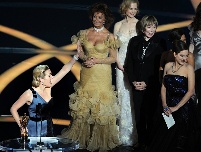Kate Winslet recebeu o prêmio das mãos de Sophia Loren, Nicole Kidman, Shirley MacLaine, Halle Berry e Marion Cotillard |