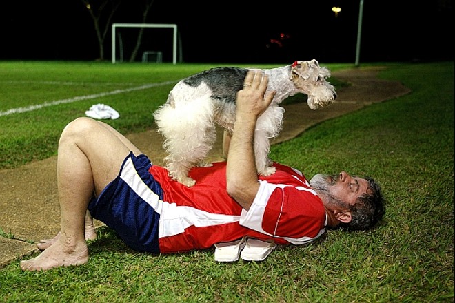 Momento de descontração: presidente brinca com sua cadela de estimação, Michele, em setembro de 2003. | 