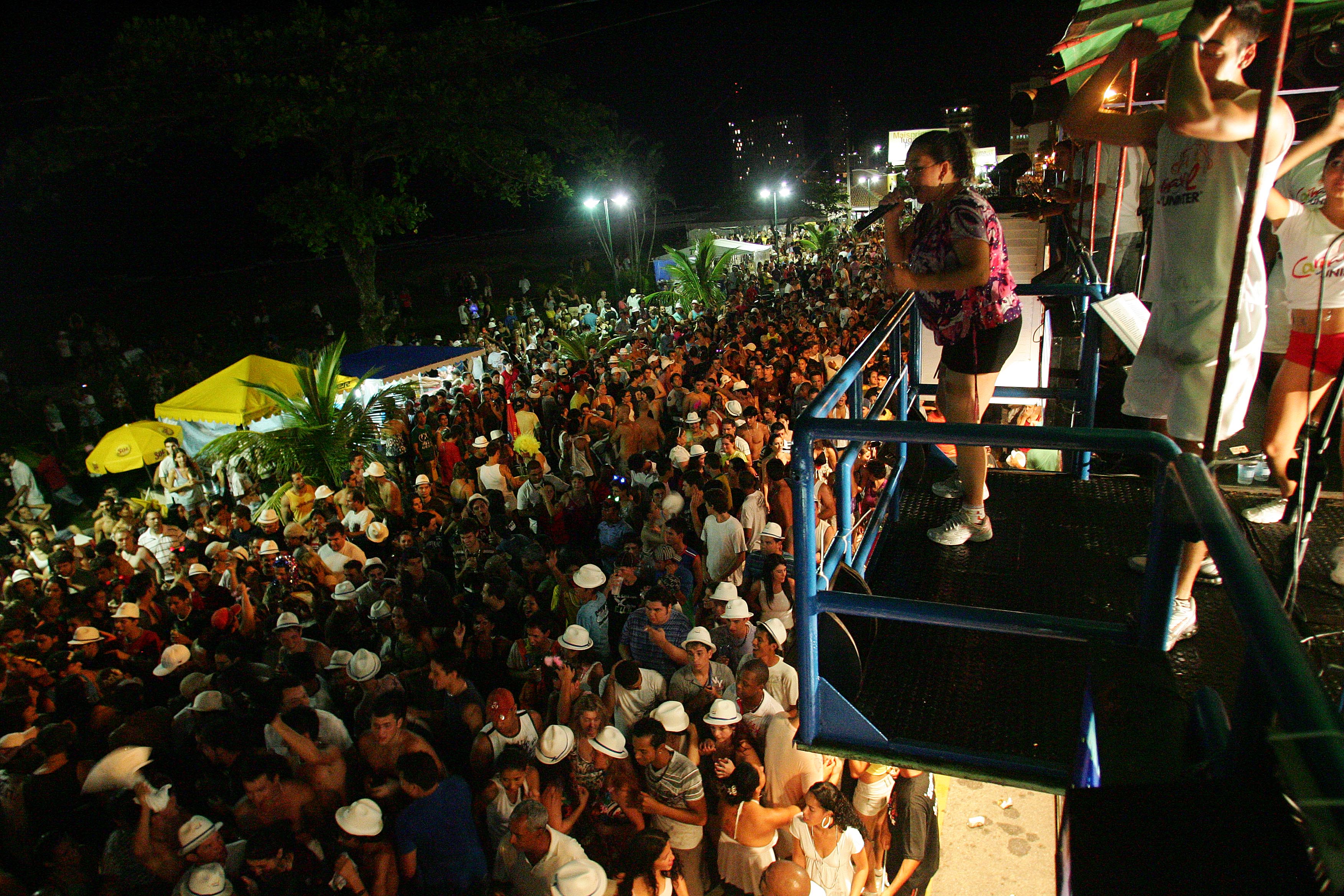 Multidão em Matinhos foi puxada pelo trio elétrico ao som de axé e pop rock | Valterci Santos/Gazeta do Povo