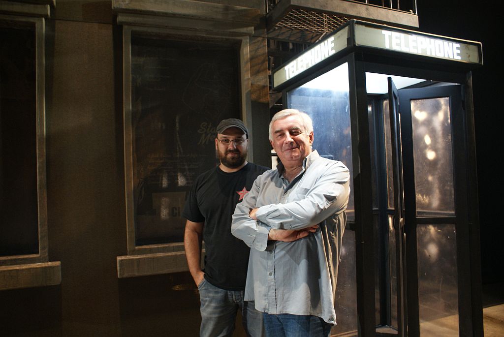O diretor Felipe Hirsh (à esq.) e o iluminador Beto Bruel comemoram o sucesso da temporada paulista do grupo curitibano Sutil Companhia de Teatro. A companhia está com três peças em cartaz ao mesmo tempo no complexo do Sesi. Na foto exclusiva para a coluna, eles posam no cenário da peça Avenida Dropsie | Divulgação