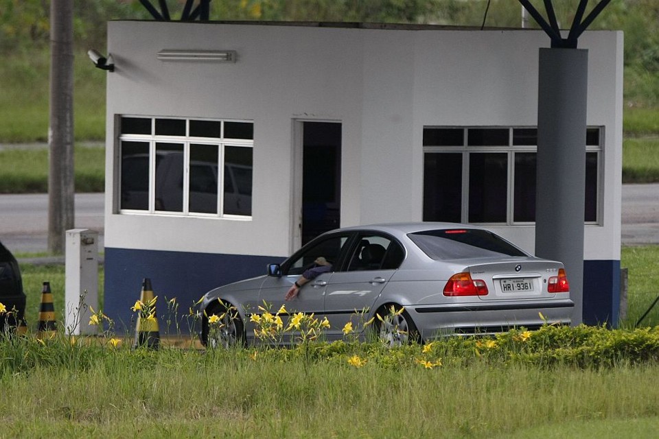 Carro com vítima deixa o Hospital Vita: estudante pretende voltar às aulas da faculdade em breve | Daniel Derevecki/Gazeta do Povo