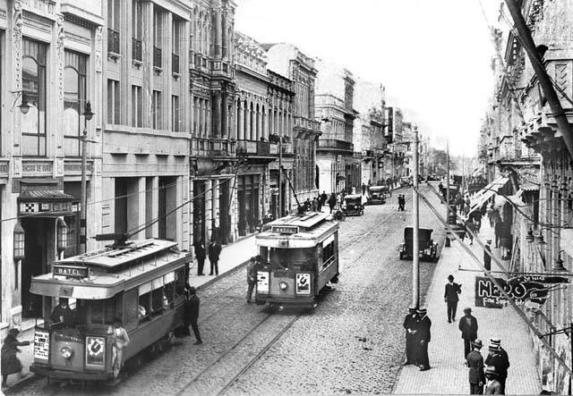 A Rua XV de Novembro em 1926, quando os bondes reinavam. |