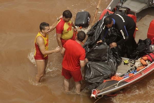 Bombeiros resgatam corpo de Isaías Vicente da Silva. | Osmar Nunes