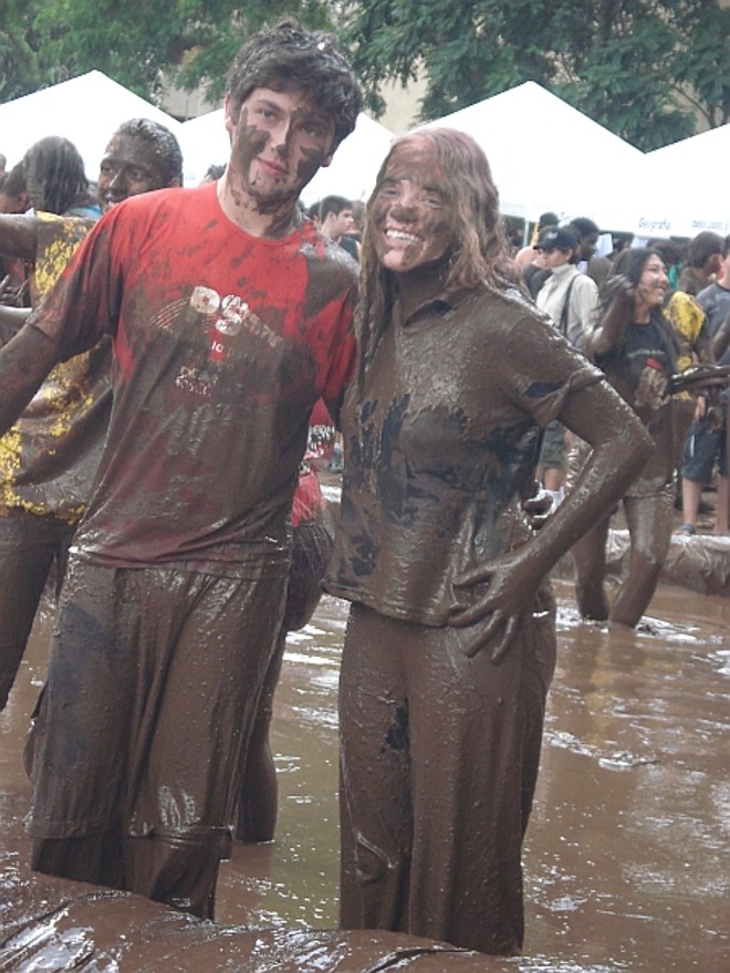 Festa em família na Agrárias: Paulo Affonso Latoh de Souza passou em Engenharia Química, e sua prima Amanda Latoh Skrobot foi aprovada em Ciências da Computação. | 