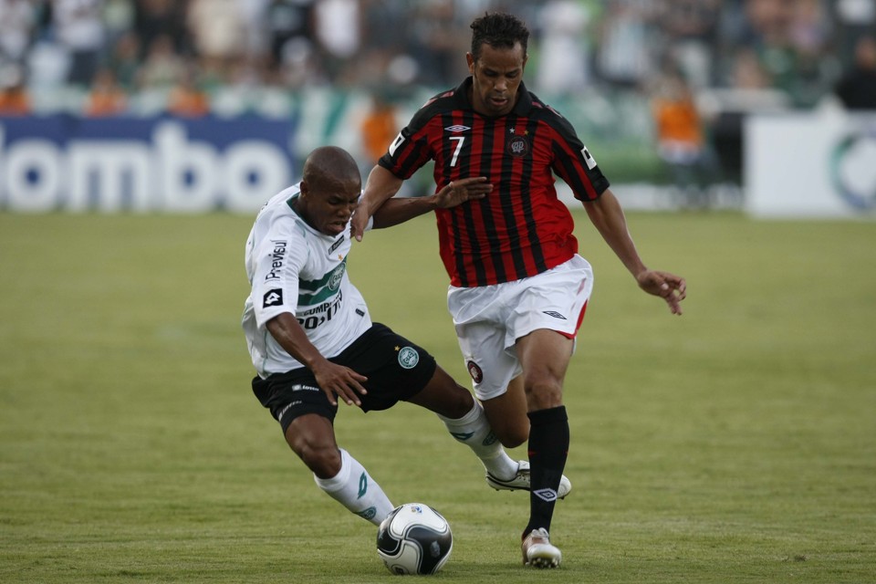 Com tempos distintos, Coritiba e Atlético tentaram o gol, mas não passaram do 0 a 0 no Alto da Glória | Valterci Santos / Gazeta do Povo